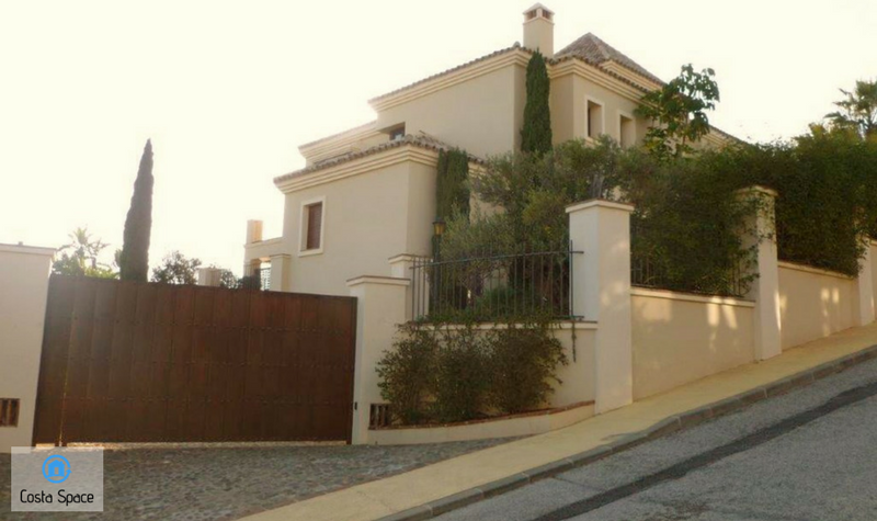 Exterior shot of Villa El Errante in Altos de Los Monteros